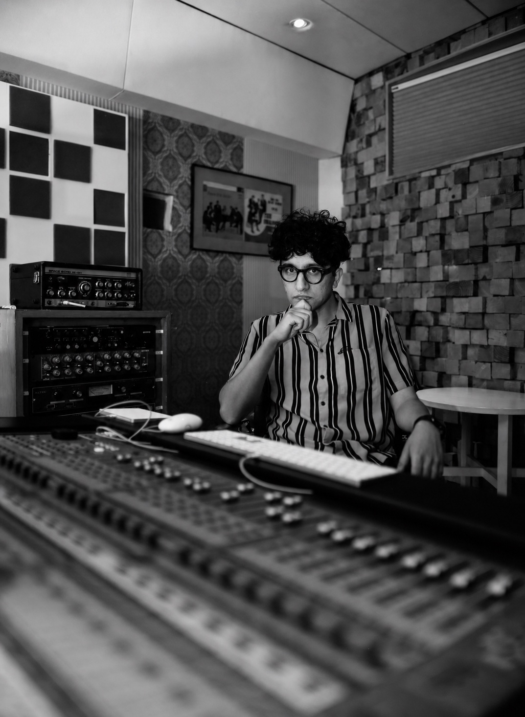 Retrato oficial en blanco y negro de Alan Ortiz Grande en el estudio